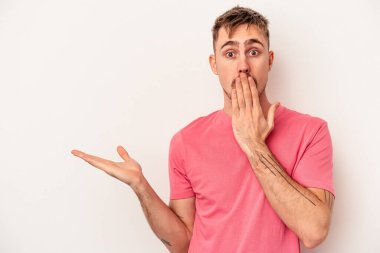 Beyaz arka planda izole olmuş genç beyaz bir adam çığlık atıyor, çok heyecanlı, tutkulu, bir şeyden memnun..