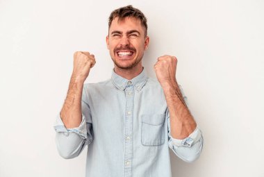 Beyaz arka planda izole edilmiş genç beyaz bir adam şüpheli, belirsiz, seni muayene ediyor..