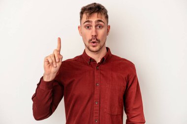 Beyaz arka planda izole edilmiş genç beyaz bir adam. Komik ve dost canlısı bir dil uzatıyor..