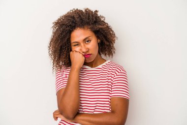 Beyaz arka planda yalıtılmış kıvırcık saçlı, sıkılmış, yorgun ve dinlenmeye ihtiyacı olan Afro-Amerikalı genç bir kadın..