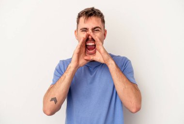 Beyaz arka planda izole edilmiş genç beyaz bir adam, palmiye üzerinde bir fotokopi alanı tutarken heyecanlı..