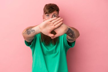 Pembe arka planda uzun sakallı beyaz bir adam inkar hareketi yapıyor.