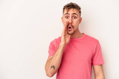 Beyaz arka planda izole edilmiş genç beyaz adam yemin ediyor, elini göğsüne koyuyor..