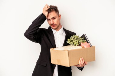 Beyaz arka planda izole bir şekilde işten kovulan genç beyaz iş adamı önemli bir toplantıyı hatırladı..