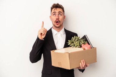 Beyaz arka planda izole edilmiş, ağzı açık genç beyaz iş adamı işten çıkarıldı..