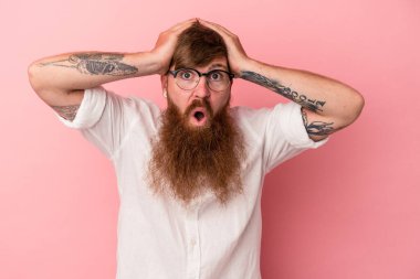 Pembe arka planda uzun sakallı, beyaz, genç bir adam şaşırmış ve şok olmuştu..