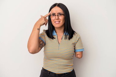 Beyaz arka planda tek kollu beyaz bir kadın işaret parmağıyla hayal kırıklığı gösteriyor..