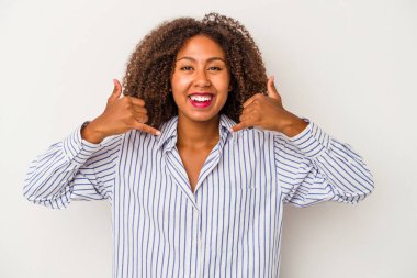 Beyaz arka planda izole edilmiş kıvırcık saçlı genç Afrikalı Amerikalı kadın parmaklarıyla bir cep telefonu hareketi gösteriyor..