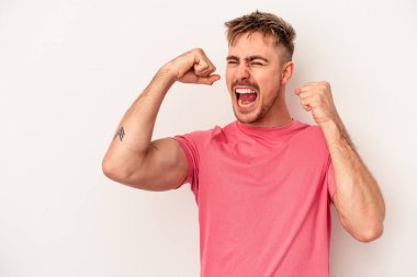 Beyaz arka planda soyutlanmış genç beyaz bir adam düşünüyor ve yukarı bakıyor, yansıtıyor, düşünüyor, hayal kuruyor..