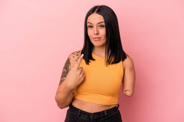 Tek kollu beyaz bir kadın pembe arka planda izole edilmiş. Seni işaret ediyor. Sanki davet ediliyormuş gibi..