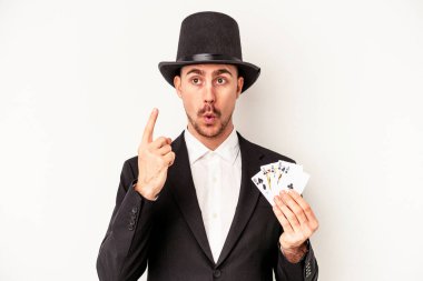 Beyaz arka planda izole edilmiş sihirli bir kart tutan Kafkas büyücüsü harika bir fikre, yaratıcılık kavramına sahip..