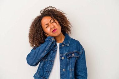 Beyaz arka planda izole edilmiş kıvırcık saçlı genç Afrikalı Amerikalı kadın stresten dolayı boynu ağrıyor, masaj yapıyor ve elle dokunuyor..