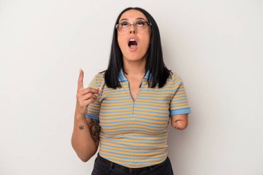 Tek kolu beyaz arka planda izole edilmiş, ağzı açık beyaz beyaz bir kadın..