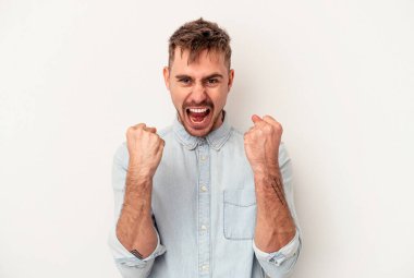 Beyaz arka planda izole edilmiş genç beyaz adam kollarını uzatıyor, rahat bir konumda..