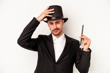 Beyaz arka planda asası olan genç beyaz büyücü şoka uğruyor, önemli bir buluşmayı hatırlıyor..