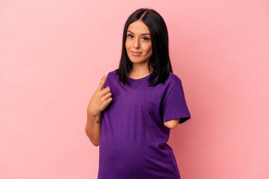 Pembe arka planda tek kollu hamile bir kadın seni parmağıyla işaret ediyor. Sanki davet ediliyormuş gibi..