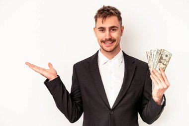 Beyaz arka planda, elinde banknotlar tutan Kafkasyalı genç bir iş adamı bir avuç içinde fotokopi alanı ve belinde bir el daha olduğunu gösteriyor..