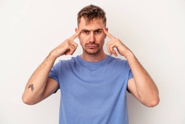 Beyaz arka planda izole edilmiş genç beyaz bir adam gizli bir sıcak fren haberi veriyor ve yana bakıyor.