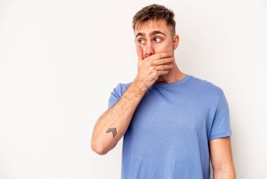 Pembe arka planda izole edilmiş genç beyaz adam sanki seni davet ediyormuş gibi seni işaret ediyor..