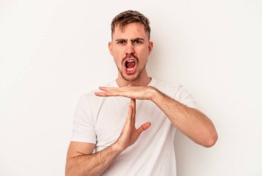 Beyaz arka planda izole edilmiş genç beyaz bir adam elinde avuç içi bir şeyle kameraya sunuyor..