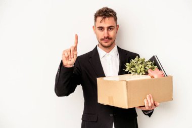 Beyaz arka planda izole edilmiş beyaz bir iş adamı işinden kovuldu..