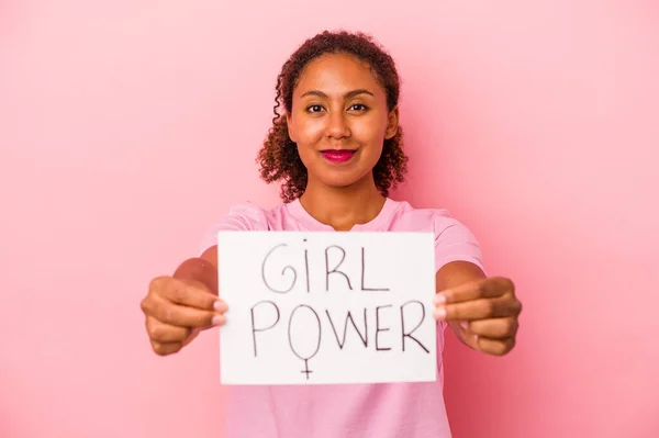Молода Афроамериканська Жінка Тримає Плакат Дівчат Ізольований Рожевому Фоні — стокове фото