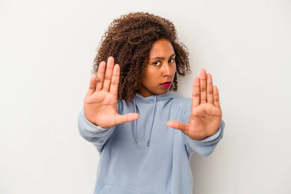 Junge Afrikanisch Amerikanische Frau Mit Lockigem Haar Isoliert Auf Weißem — Stockfoto