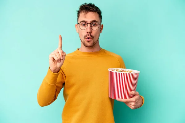Young Caucasian Man Eating Popcorn Isolated Blue Background Having Some — Stock Photo, Image