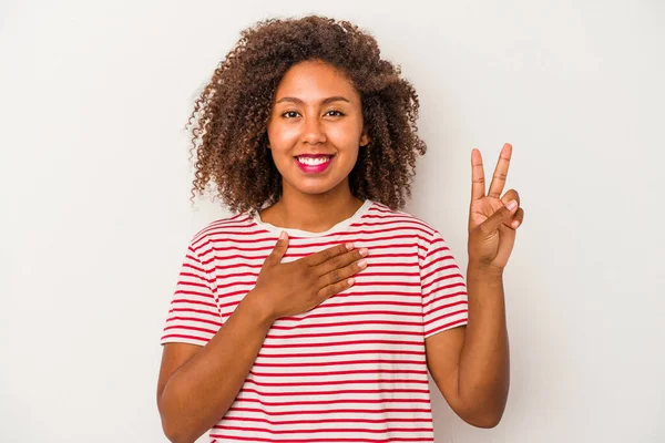 Jonge Afro Amerikaanse Vrouw Met Krullend Haar Geïsoleerd Witte Achtergrond — Stockfoto