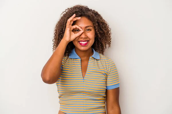 Jong Afrikaanse Amerikaanse Vrouw Met Krullend Haar Geïsoleerd Witte Achtergrond — Stockfoto