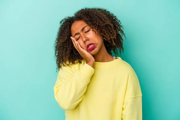 Junge Afrikanisch Amerikanische Frau Mit Lockigem Haar Isoliert Auf Blauem — Stockfoto