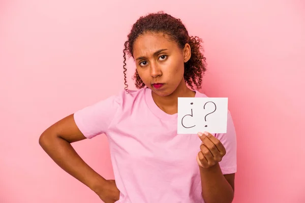Joven Mujer Afroamericana Sosteniendo Una Pancarta Preguntas Aislada Sobre Fondo —  Fotos de Stock