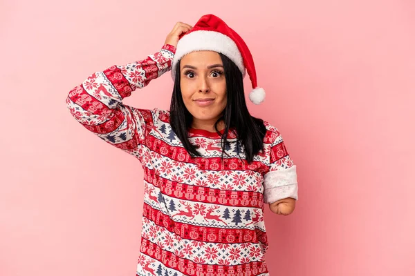 Tek Koluyla Noel Kutlayan Beyaz Bir Kadın Pembe Arka Planda — Stok fotoğraf