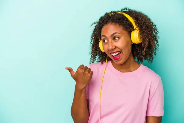 Jovem Afro Americana Ouvindo Música Isolada Pontos Fundo Azuis Com — Fotografia de Stock