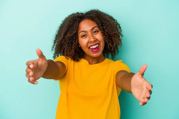 Joven Mujer Afroamericana Con Pelo Rizado Aislado Sobre Fondo Azul —  Fotos de Stock