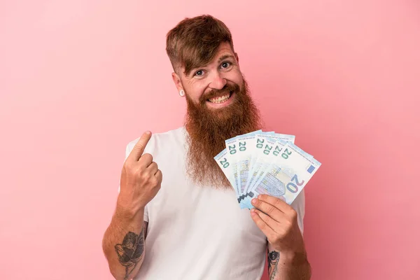 Junger Kaukasischer Ingwermann Mit Langem Bart Der Banknoten Isoliert Auf — Stockfoto