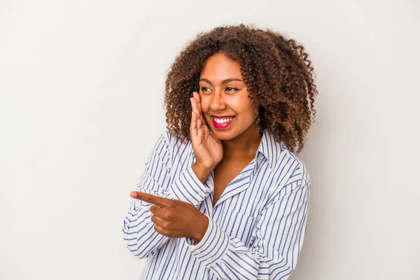 Jonge Afro Amerikaanse Vrouw Met Krullend Haar Geïsoleerd Een Witte — Stockfoto