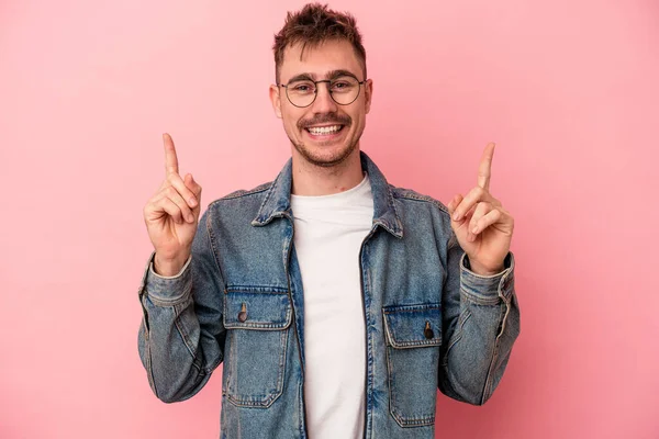 Jeune Homme Caucasien Isolé Sur Fond Rose Indique Avec Les — Photo