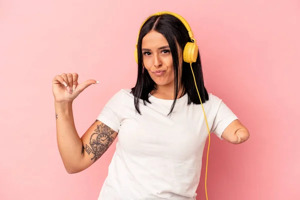 Young Caucasian Woman One Arm Listening Music Isolated Pink Background — Stock Photo, Image