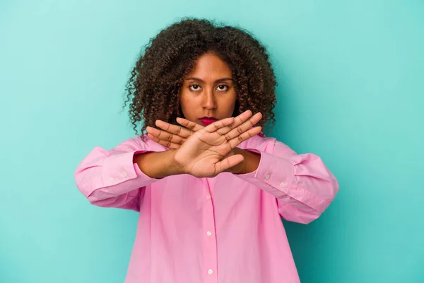 Joven Mujer Afroamericana Con Pelo Rizado Aislado Sobre Fondo Azul —  Fotos de Stock