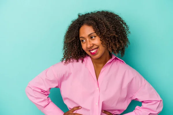 Mujer Afroamericana Joven Con Pelo Rizado Aislado Sobre Fondo Azul — Foto de Stock