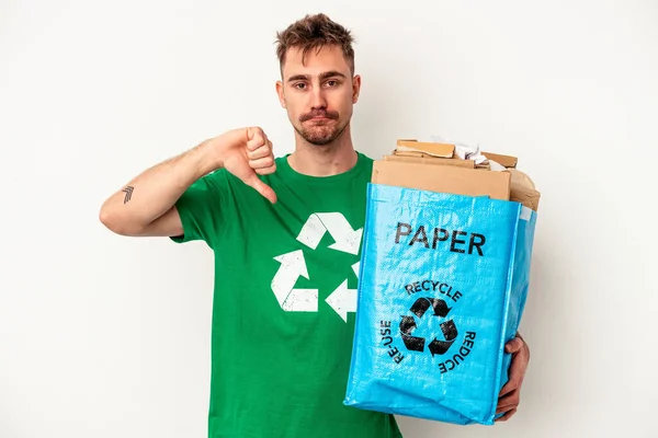 Junge Kaukasische Mann Recycelte Papier Isoliert Auf Weißem Hintergrund Zeigt — Stockfoto