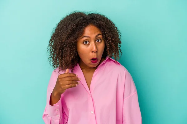 Young African American Woman Curly Hair Isolated Blue Background Laughing — Stock Photo, Image