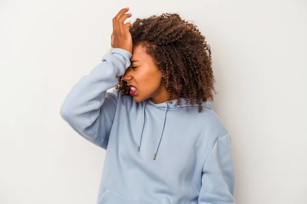 Молодая Африканская Американка Кудрявыми Волосами Изолированная Белом Фоне Забывает Хлопает — стоковое фото
