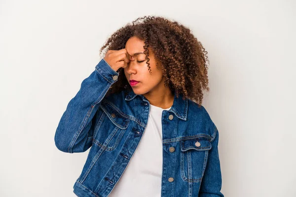 若いアフリカ系アメリカ人の女性で 白い背景に頭の痛みがあり 顔の前に触れることで孤立している — ストック写真