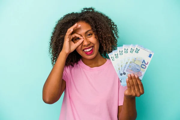 Mladá Africká Americká Žena Držící Eurobankovky Izolované Modrém Pozadí Vzrušené — Stock fotografie