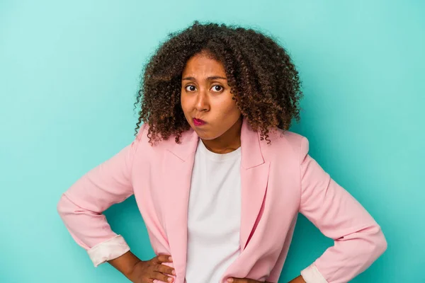 Young African American Woman Curly Hair Isolated Blue Background Confused — Stock Photo, Image