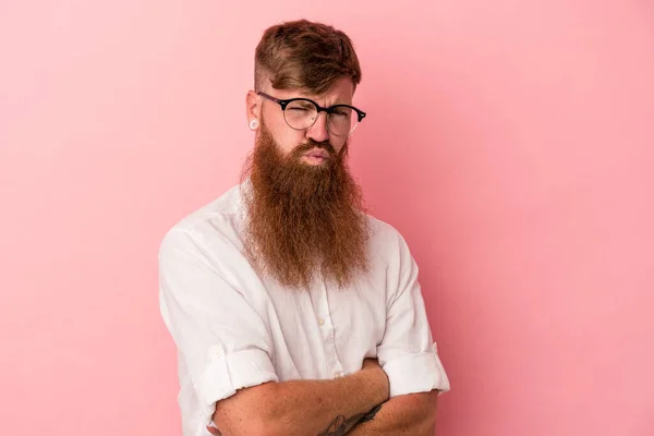 Jovem Homem Gengibre Caucasiano Com Longa Barba Isolada Fundo Rosa — Fotografia de Stock