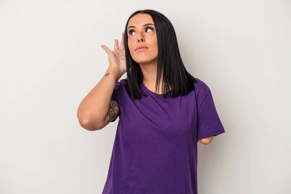 Ung Kaukasiska Kvinna Med Arm Isolerad Vit Bakgrund Försöker Lyssna — Stockfoto