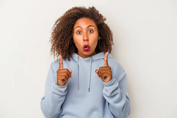 Giovane Donna Afroamericana Con Capelli Ricci Isolati Sfondo Bianco Che — Foto Stock